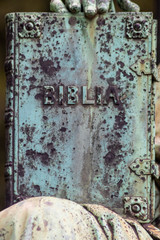 Biblia-Buch mit Kupfer-Patina