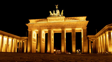 Obraz premium Brandenburg Gate in Berlin at night
