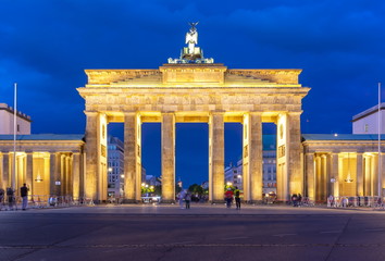Obraz premium Brandenburg Gate (Brandenburger Tor) at night, Berlin, Germany