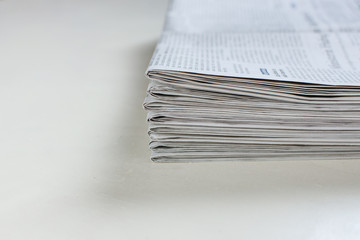 Stapel von Zeitungen im Gegenlicht