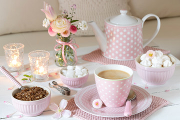 Tischdekoration in Pink mit Porzellan und Blumenstrauß