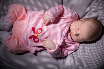 Neugeborenes Baby schläft zufrieden