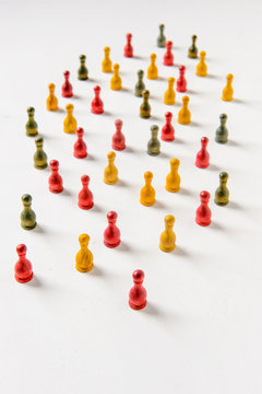 schematische Darstellung mit Holzfiguren:  eine gro&szlig;e Personengruppe unterschiedlicher Hautfarbe und unterschiedlichen Geschlechts, m/w/d