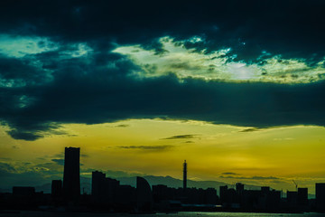 Fototapeta na wymiar 横浜スカイウォークから見える横浜みなとみらいの夕景
