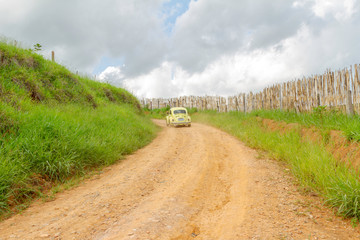 Fototapeta na wymiar Wolkswagen em estrada rural de Guarani, Minas Gerais