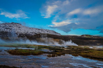 アイスランドの雪山と青空