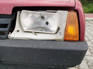 Kaputtes Scheinwerferglas eines russischen Kleinwagen der Achtzigerjahre nach einem Unfall auf...