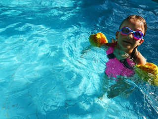 dziewczynka pływająca w basenie - obrazy, fototapety, plakaty