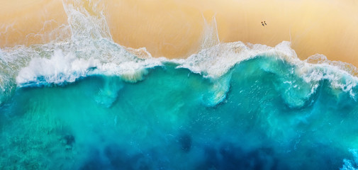 Panorama einer Küste als Hintergrund aus der Draufsicht. Türkisfarbener Wasserhintergrund aus der Draufsicht. Sommermeerblick aus der Luft. Insel Nusa Penida, Indonesien. Reisen - Bild