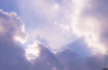 雲の隙間から光が差し込むイメージ