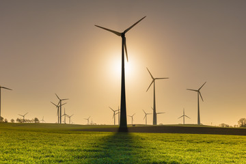 Windpark im ersten Morgenlicht / Sonnenaufgang, Wind energy, windmill, wind generator, extreme...
