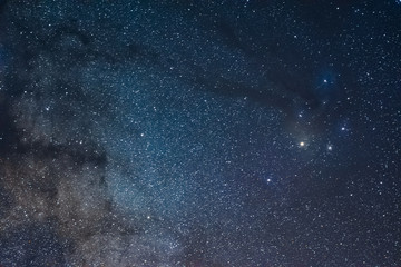 Constelación de Antares cerca de la vía láctea