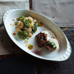 Spicy pork with broccoli and white sauce
