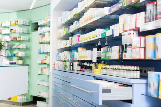 Image of medicines that lie in the cupboards on the shelves
