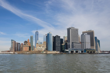 Naklejka premium view of the manhattan skyline through the wires of the brooklyn bridge