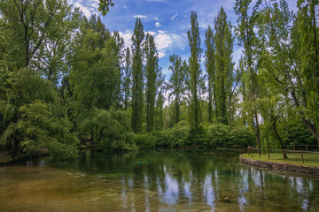 Obraz premium Idilliaco paesaggio primaverile alla fonti del Clitunno in Umbria