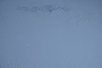 Blaue Betonwand mit schmutzigen, alte, raue Struktur im oberen Bildbereich. Steinwand, Wand aus Zement im Industrial Style als Hintergrund, Tapete, gestalterisches Element, Kunst
