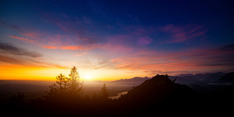 Sonnenaufgang über dem Allgäu bei Schloss Neuschwanstein