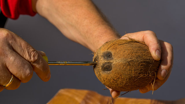 Kokosnuss mit Vorstecher &ouml;ffnen