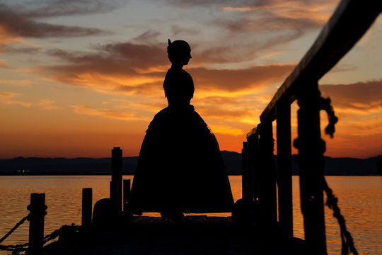 Silueta de una fallera de Valencia