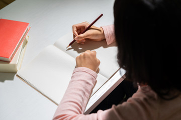 女の子　勉強　手元