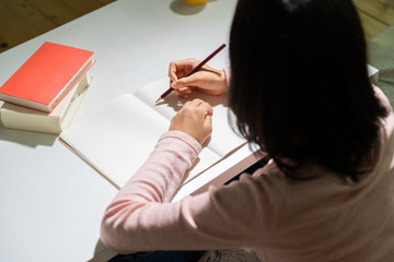 女の子　勉強　手元