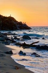 Couché de soleil avec des pêcheurs sur une falaise, Puerto Escondido, Oaxaca, Mexique.