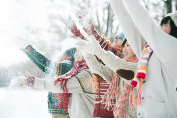 Naklejka premium 雪を舞い上げる中学生