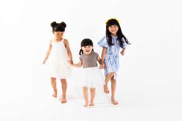 Obraz premium 手を繋いで遊ぶ女の子