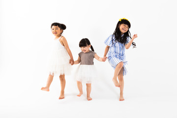 Naklejka premium 手を繋いで遊ぶ女の子