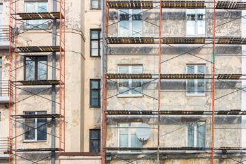 Fototapeta na wymiar old apartment building wall under reconstruction