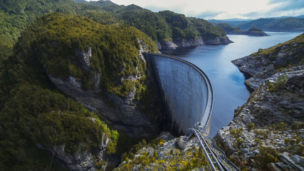 wide view of strathgordon dam in tasmania - obrazy, fototapety, plakaty