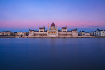 Fototapeta na wymiar Dusk over Budapest's Parliament House