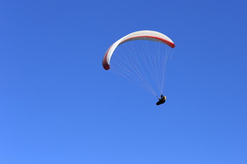 Glietschirm am blauen Himmel