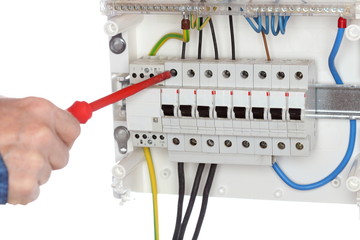 Elektromonteur schliesst Kabel an