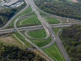 nœud routier à Marne-la-Vallée à l'est de Paris vu d'hélicoptère