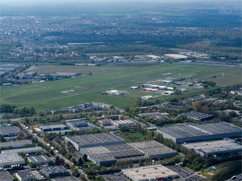 l'a&eacute;rodrome de Lognes &agrave; l'est de Paris vu d'h&eacute;licopt&egrave;re