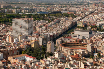 Fototapeta na wymiar Blick über die Stadt Alicante in Spanien mit Stierkampfarena