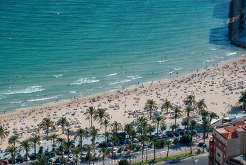 Blick auf den Strand von Alicante, Spanien - mit Menschen