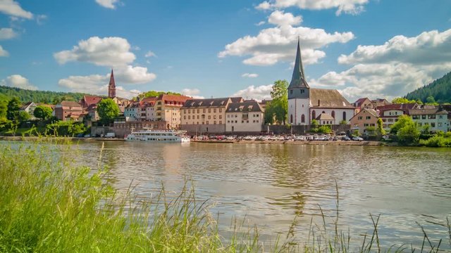 Timelapse - Zwei Ausflugsschiffe vor Stadtansicht in Deutschland 