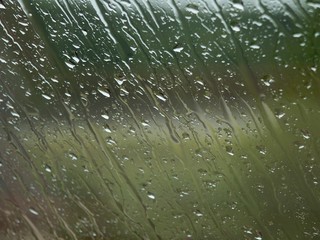 Gouttes d'eaux sur vitre