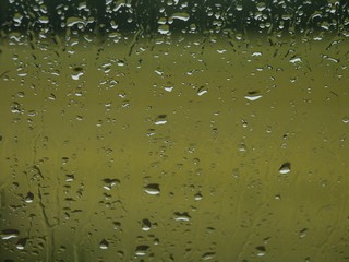 Gouttes d'eaux sur vitre