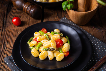 crispy gnocchi with roasted asparagus and tomatoes