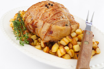 rôti de veau et pommes de terre rissolées