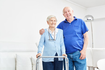 Glückliches Senioren Paar in ihrer Wohnung