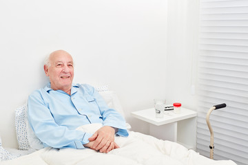 Senior liegt bettlägerig im Bett im Krankenhaus