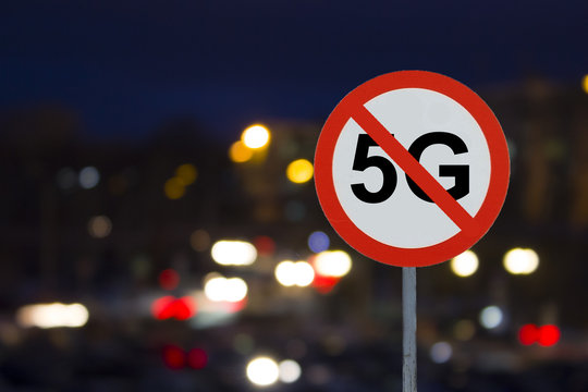 the Sign no 5G and the night road with cars