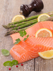 salmon fillet with asparagus and basil