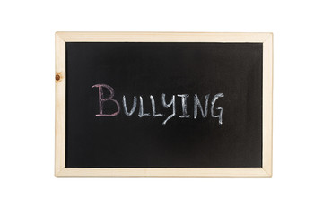 Pizarra con escritura Bullying sobre fondo blanco aislado