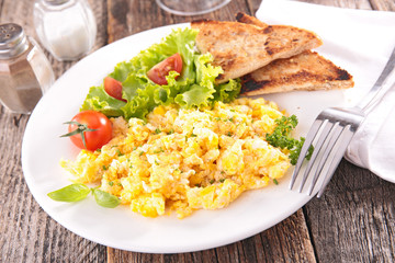 scrambled egg with bread toast and salad